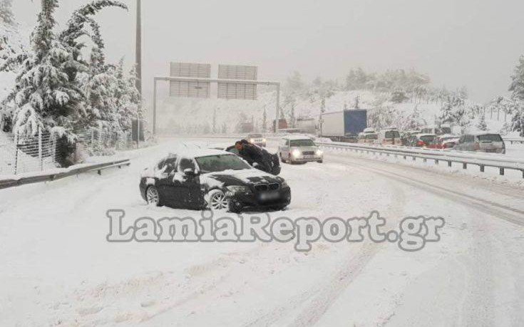 Με μικρές ταχύτητες η κυκλοφορία στην Εθνική – Πού χρειάζονται αλυσίδες