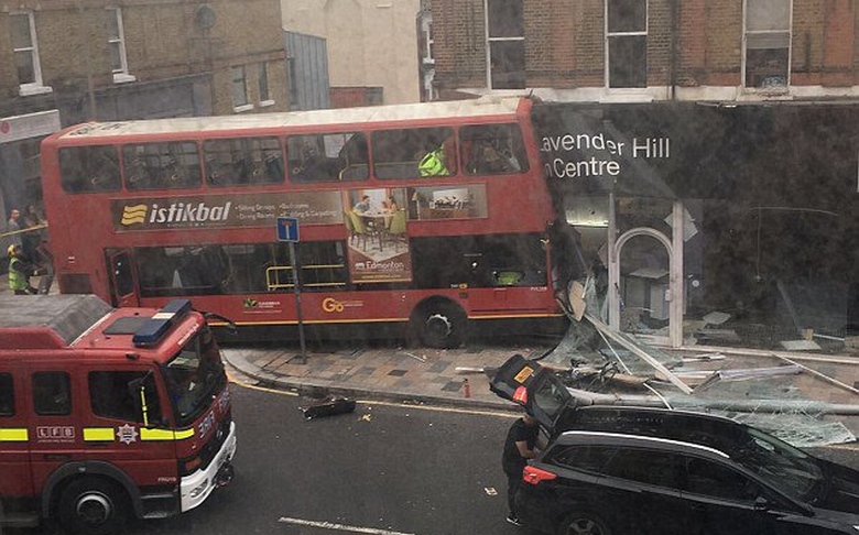Λεωφορείο έπεσε σε κατάστημα στο Λονδίνο