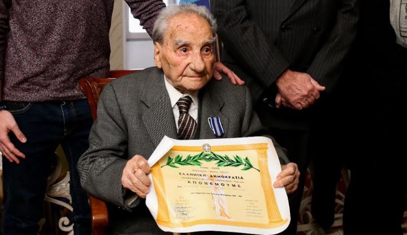 Έφεδρος λοχίας, 103 ετών, τιμήθηκε για τον πόλεμο του ’40