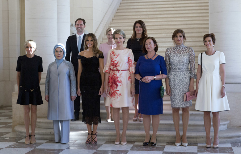Ο σύζυγος του πρωθυπουργού του Λουξεμβούργου, ποζάρει με τις Πρώτες Κυρίες