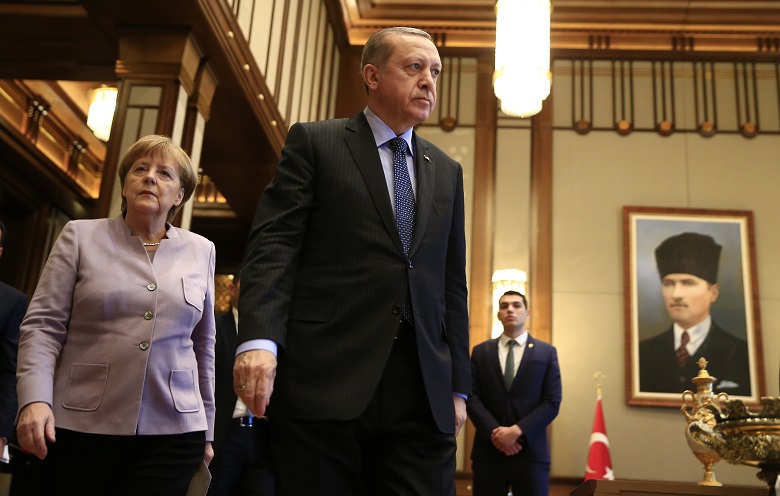 Ο Ερντογάν καλεί τους Τούρκους να μην ψηφίσουν Μέρκελ