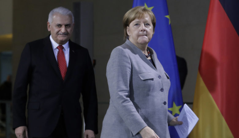 Μέρκελ: «Αρκετή δουλειά» για τις γερμανοτουρκικές σχέσεις