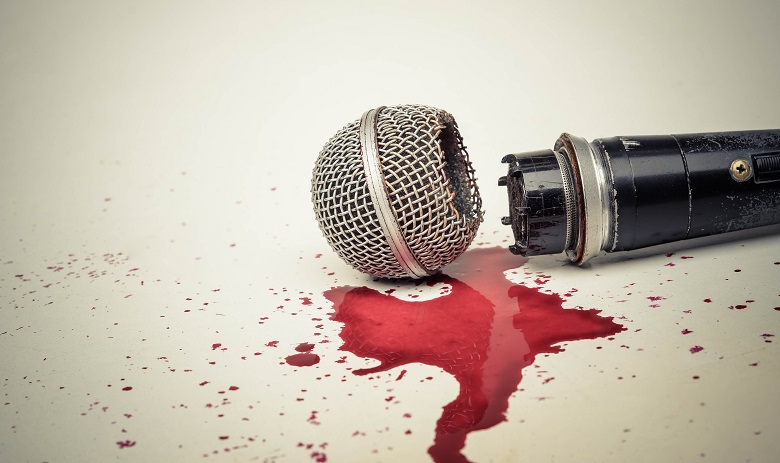 Μαχαιροβγάλτης εισέβαλε σε ραδιοσταθμό και μαχαίρωσε στο λαιμό δημοσιογράφο