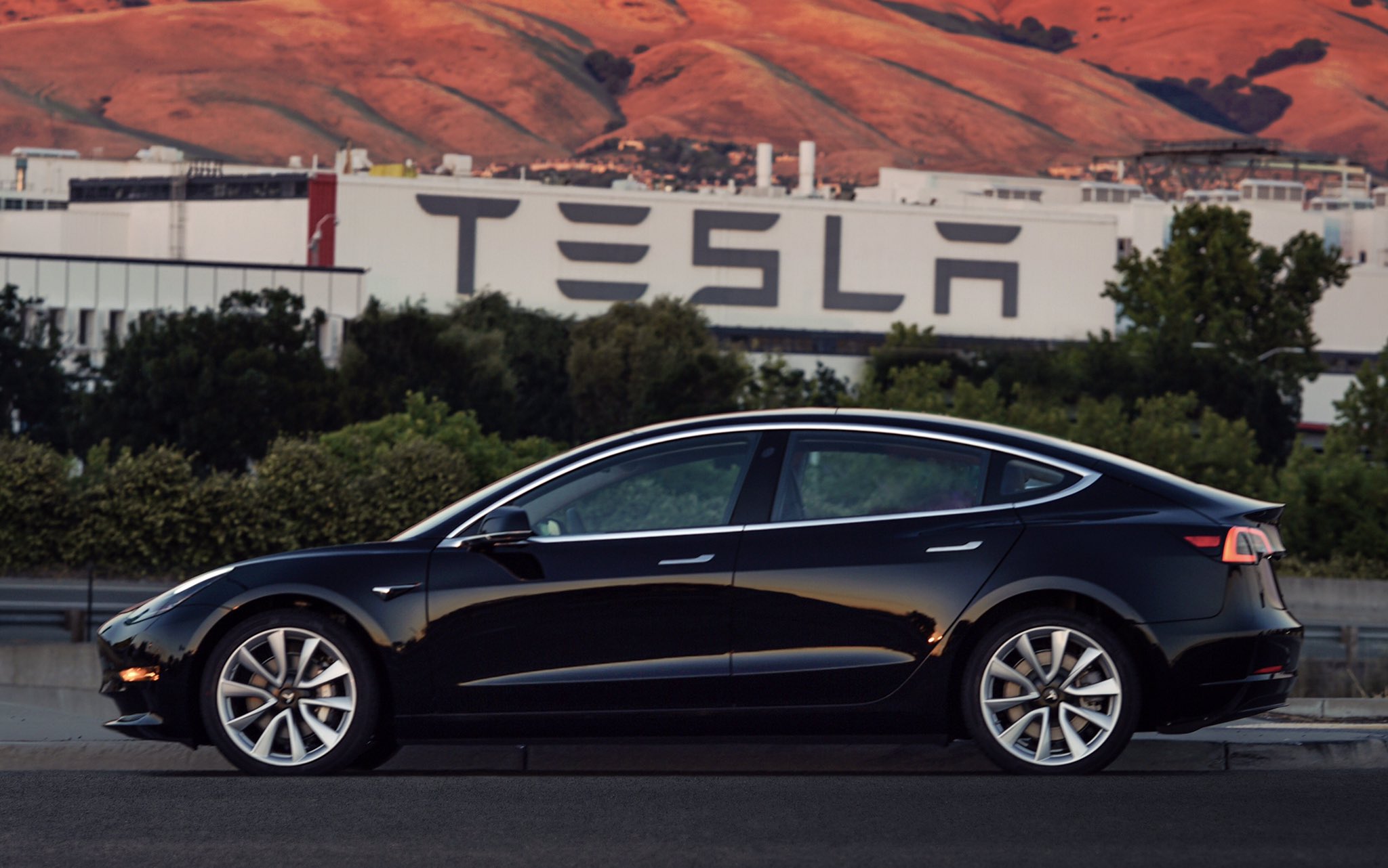 Οι πρώτες φωτογραφίες του νέου Model 3 της Tesla