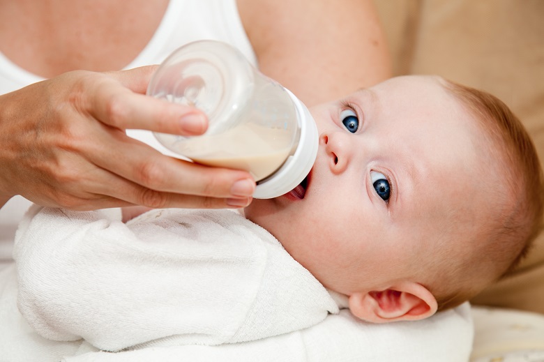 Μόνον με γραπτή συμφωνία της μητέρας γάλα σκόνη στα νεογέννητα