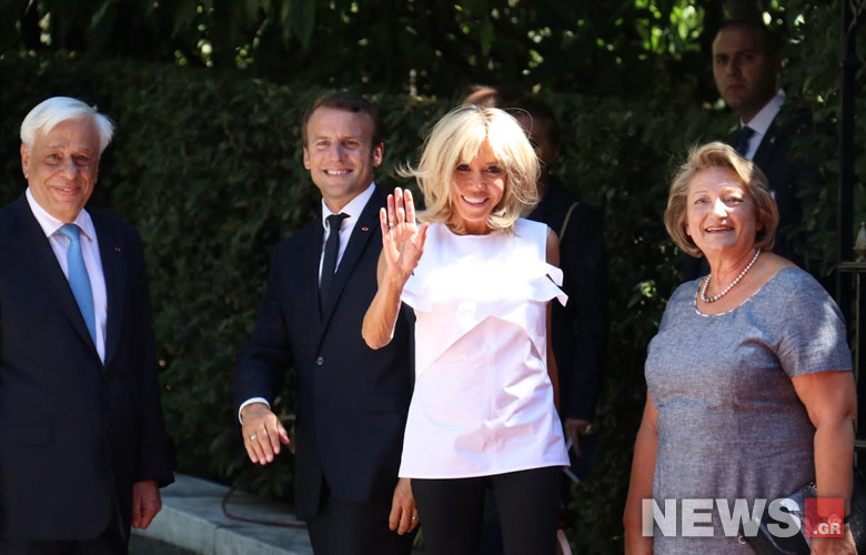 Η chic κυρία Μακρόν, οι γόβες στιλέτο και η λευκή Louis Vuitton