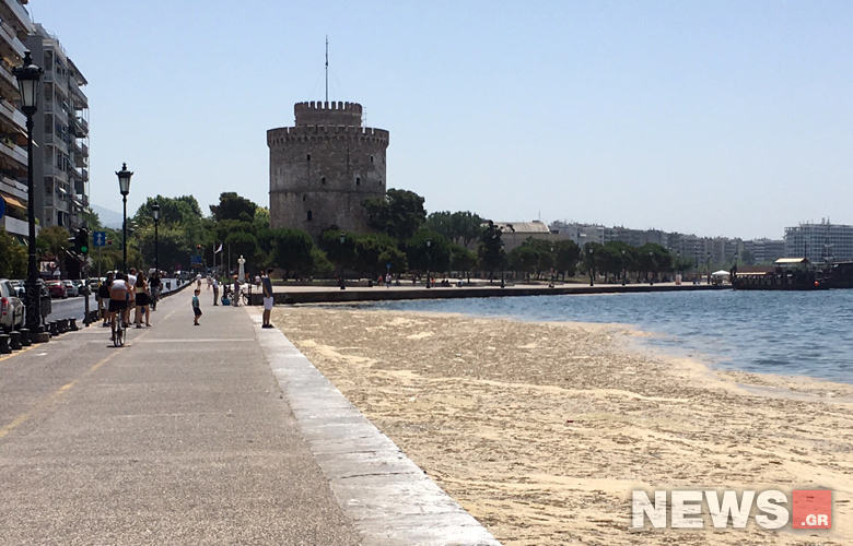 Tι ακριβώς είναι και τι προκαλεί το καφέ στρώμα που κάλυψε την παραλία της Θεσσαλονίκης