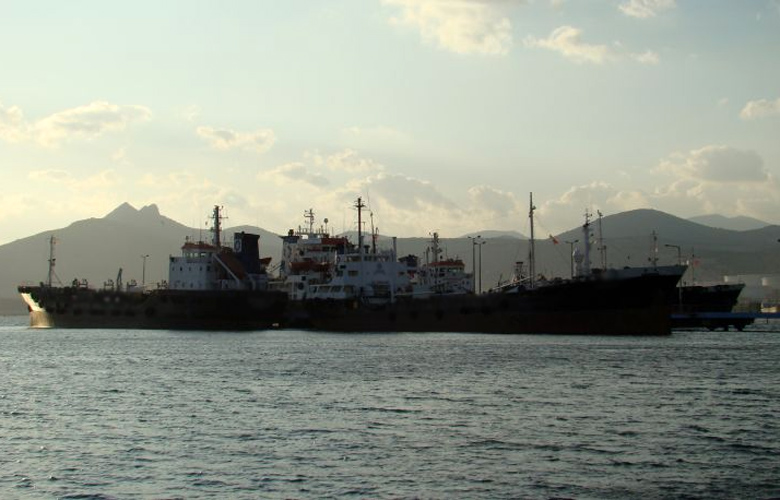 Σοβαρές παραβάσεις σε έμφορτο δεξαμενόπλοιο στην Ελευσίνα Oihoihio