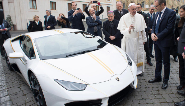 Η λευκή Lamborghini του πάπα Φραγκίσκου που βγαίνει στο σφυρί