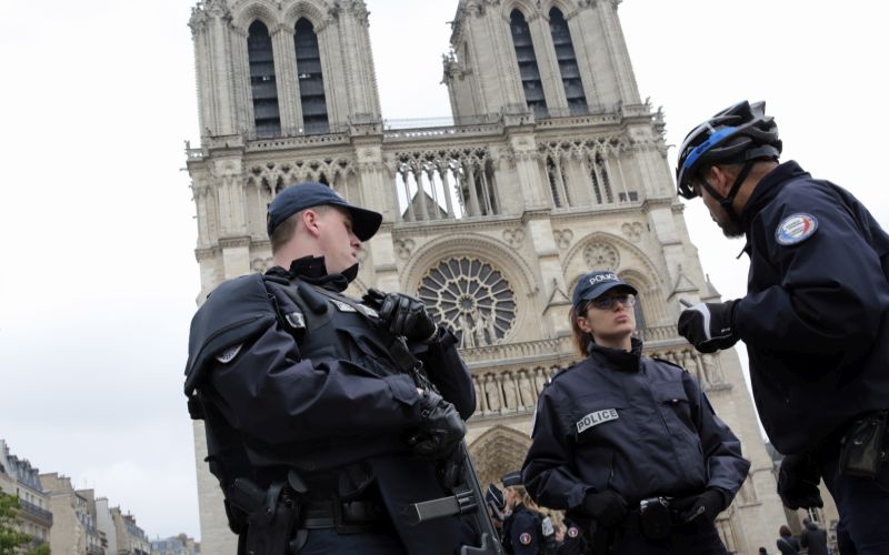 Επιτέθηκαν με μαχαίρι σε στρατιώτη στο Παρίσι