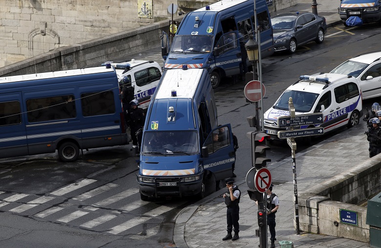 Ένοπλος έπεσε με το όχημα του σε βαν της αστυνομίας στο Παρίσι