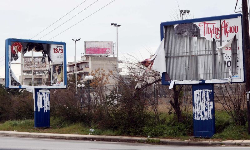Θεσσαλονίκη: Ξηλώνουν τις παράνομες διαφημιστικές πινακίδες εν όψει ΔΕΘ