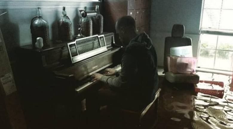 Παίζει πιάνο στο πλήμμυρισμένο σπίτι του και συγκινεί