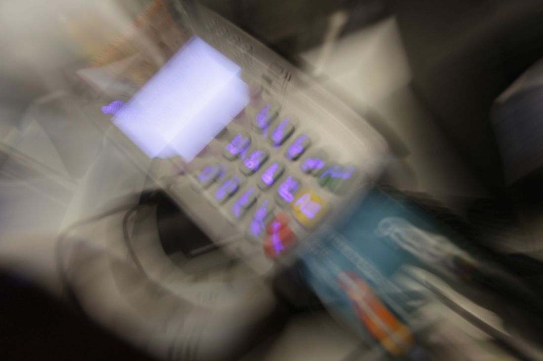 Καταγγέλλει ότι χρεώθηκε 250 ευρώ για κουλουράκια και καφέ