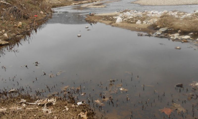 Σαρωτικοί έλεγχοι για τον εντοπισμό όσων ρυπαίνουν τον Τιταρήσιο ποταμό