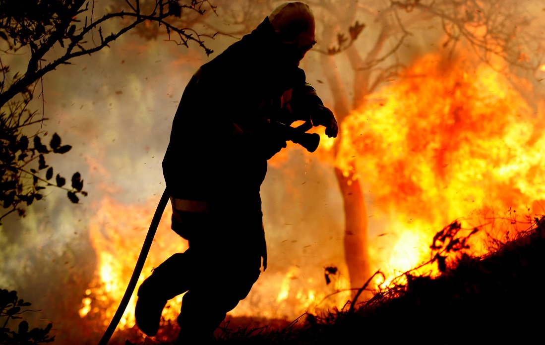 Ζάκυνθος: Στο χωριό των Μαριών πλησιάζει η πυρκαγιά