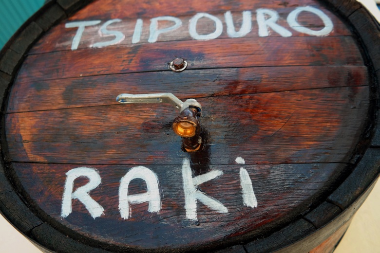 Κοινοτική οδηγία ρίχνει βόμβα σε ούζο, τσικουδιά και τσίπουρο