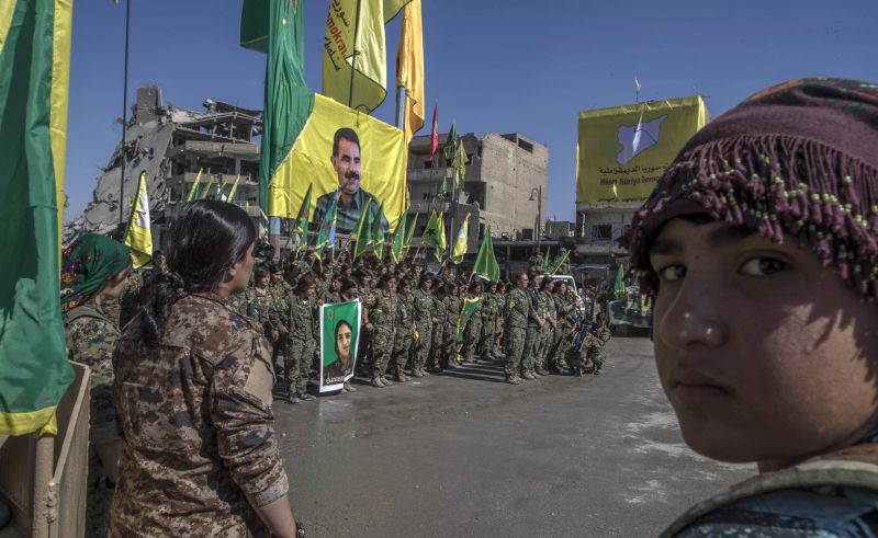 Λάβαρο του Οτσαλάν ύψωσαν οι Κούρδοι απελευθερωτές στη Ράκα