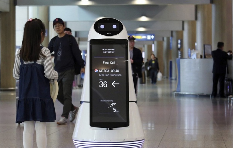 Ρομπότ με το όνομα «Troika» δίνει πληροφορίες σε επιβάτες αεροδρομίου