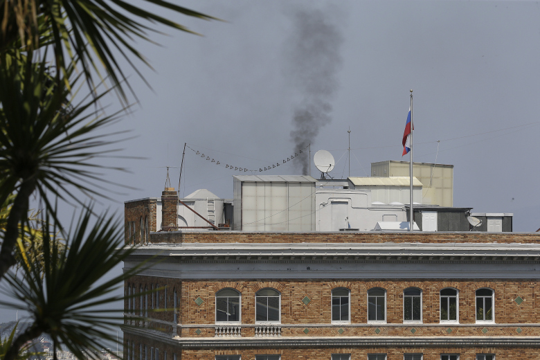 ΗΠΑ: Μαύρος καπνός βγαίνει από το ρωσικό προξενείο στο Σαν Φρανσίσκο