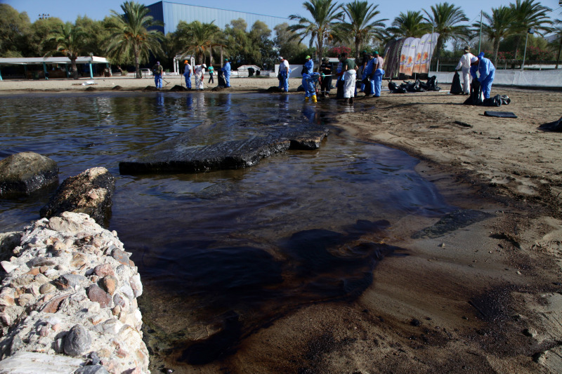 Ποιες παραλίες του Σαρωνικού καθάρισαν και σε ποιες υπάρχει ακόμα ρύπανση