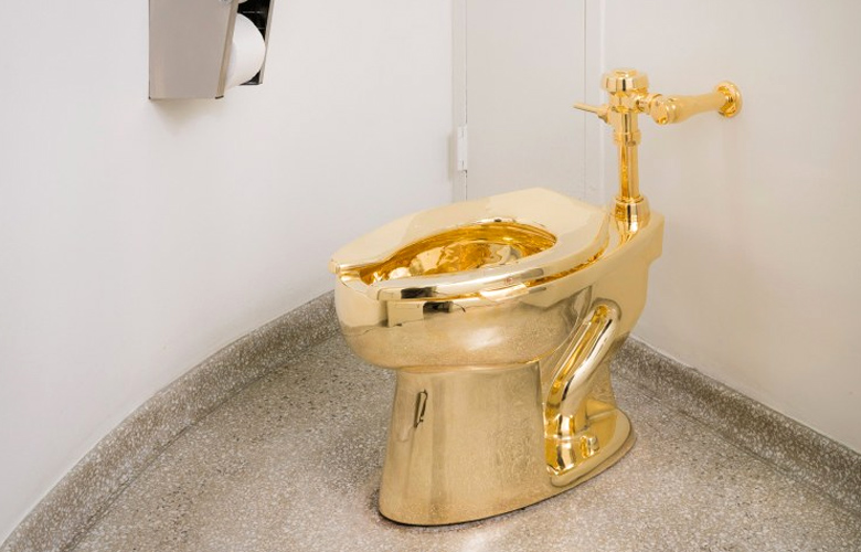 Η χρυσή τουαλέτα πάνω στην οποία έχουν καθίσει 100.000 άνθρωποι