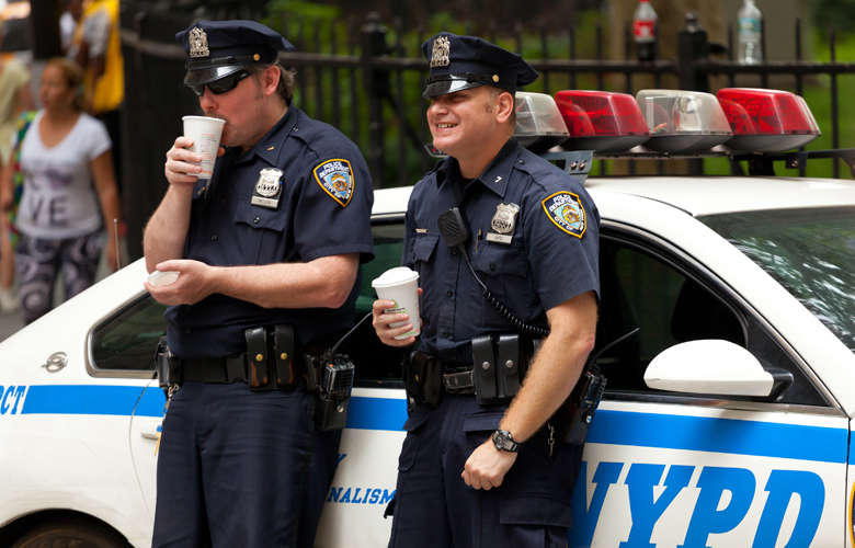 «Coffee With a Cop» – Αστυνομικοί πίνουν καφέ με πολίτες του Σικάγο