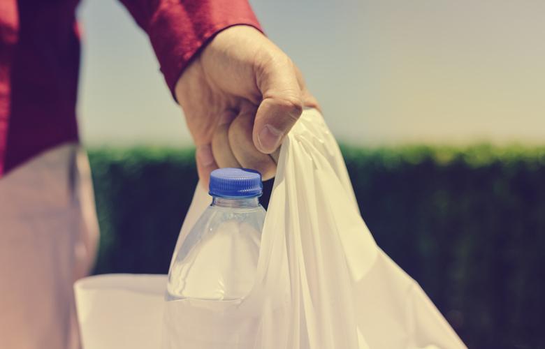 Ένας στους δέκα καταναλωτές δηλώνει ότι θα επιμείνει στην πλαστική σακούλα