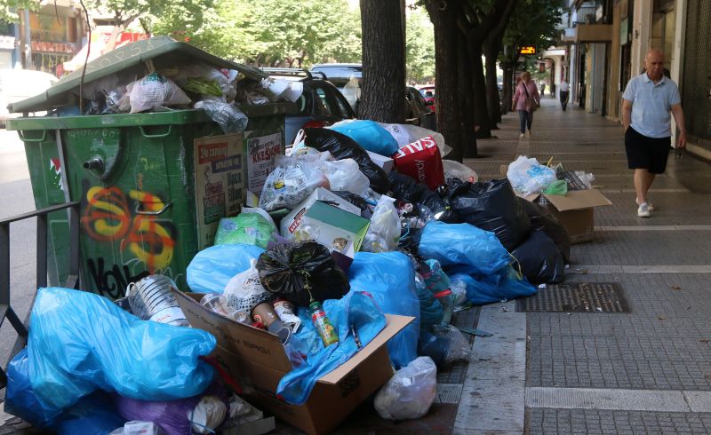 Σε ποιες πόλεις θα αρχίσουν να μαζεύουν τα σκουπίδια