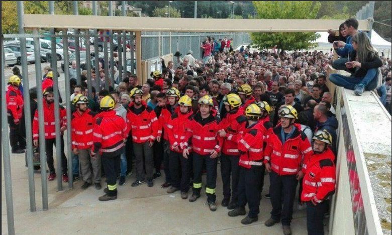 Ισπανοί αστυνομικοί χτυπούν Καταλανούς πυροσβέστες