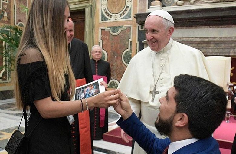 Πρόταση γάμου μπροστά στα έκπληκτα μάτια του Πάπα Φραγκίσκου