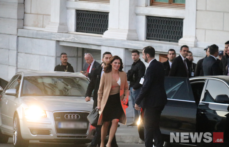 Τσάι στα γρήγορα για Εμινέ Ερντογάν και Μπέτυ Μπαζιάνα