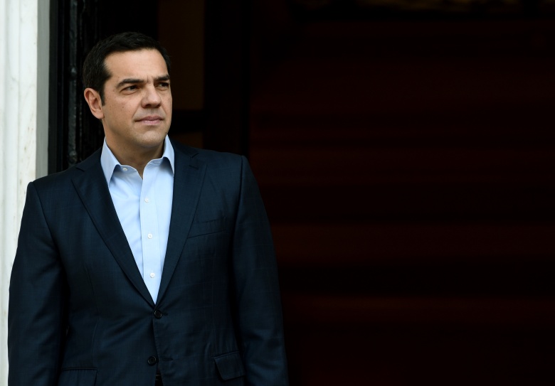 Bloomberg: Ο Τσίπρας βιάστηκε να παίξει το χαρτί της «καθαρής εξόδου»