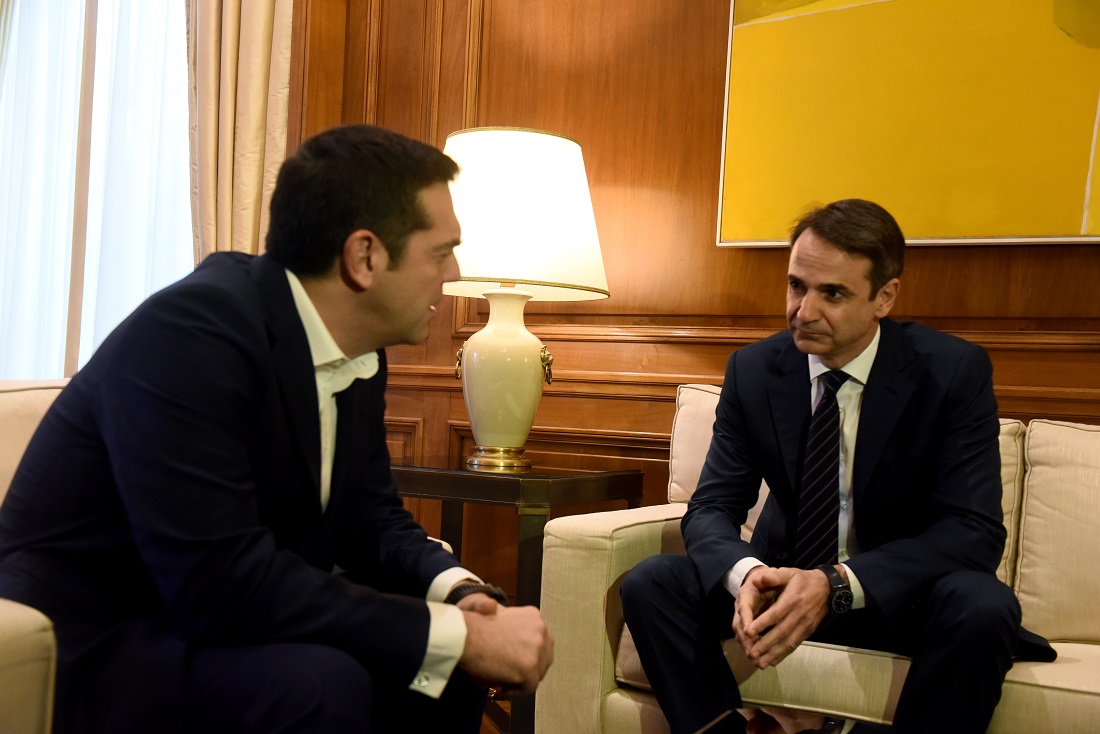 Ενημερώνει τους πολιτικούς αρχηγούς ο Κυριάκος Μητσοτάκης