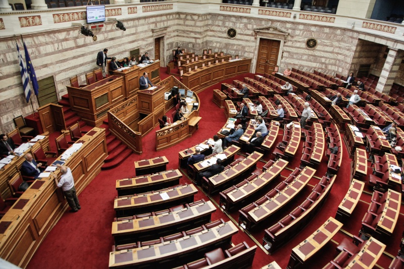 Ένταση στη Βουλή: «Είσαι μαλάκιο και πολιτικός αλήτης»