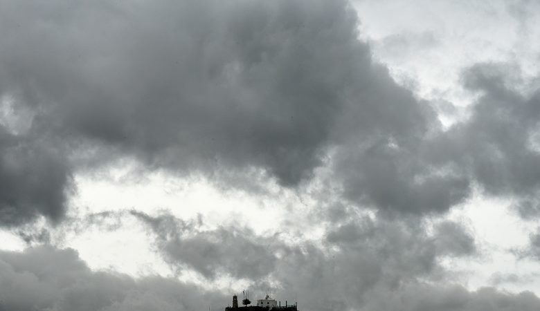Άστατος ο καιρός της Τσικνοπέμπτης με συννεφιά, βροχές και σποραδικές καταιγίδες