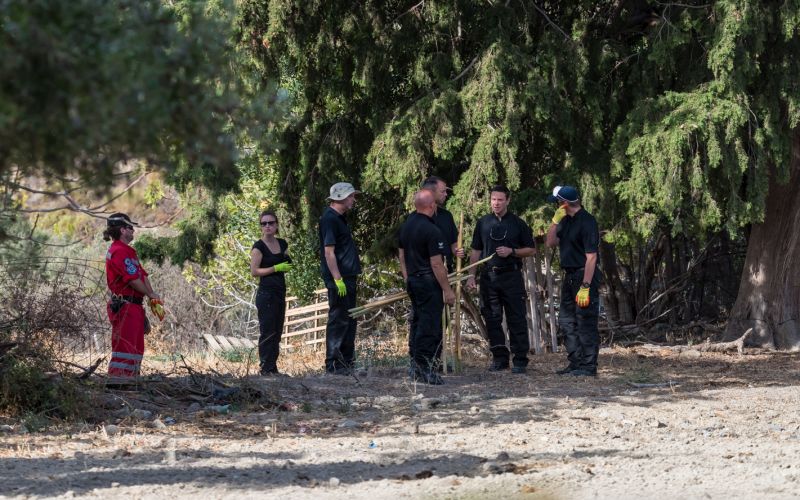 Γυναίκα περιφερόταν ημίγυμνη και σε κατάσταση σοκ σε χωράφι