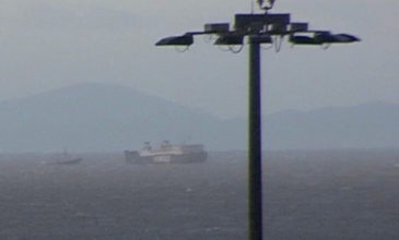 Ακυβέρνητο πλοίο λόγω ισχυρών ανέμων στο λιμάνι του Πειραιά