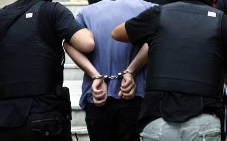 Συνελήφθη 27χρονος για κλοπές καταλυτών από οχήματα σε Χαλάνδρι, Βριλήσσια και Αγία Παρασκευή