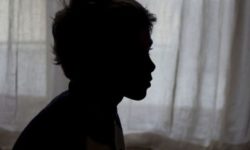 Γονείς κατηγορούνται ότι βίαζαν τα 3 παιδιά τους στη Λέρο