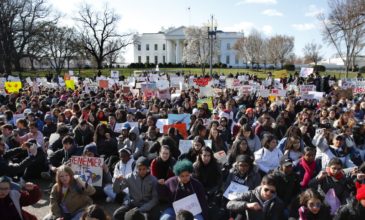 Χιλιάδες μαθητές στην πόρτα του Τραμπ κατά της οπλοκατοχής