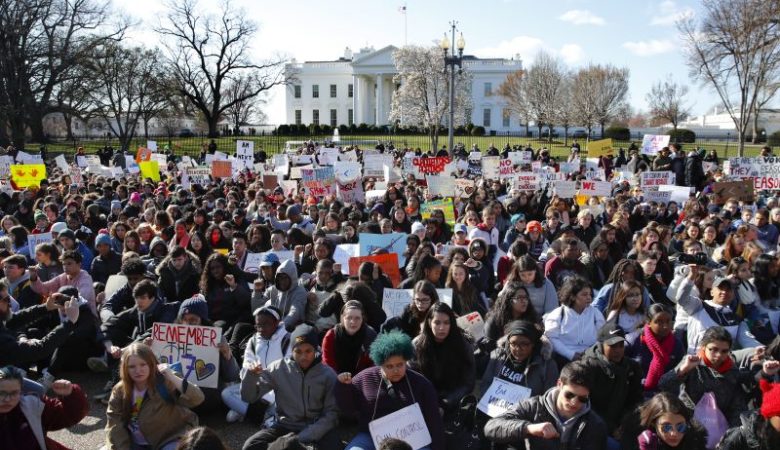 Χιλιάδες μαθητές στην πόρτα του Τραμπ κατά της οπλοκατοχής