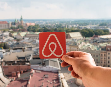 Airbnb: Αλλαγή της νομοθεσίας ζητούν μεγάλες ευρωπαϊκές πόλεις