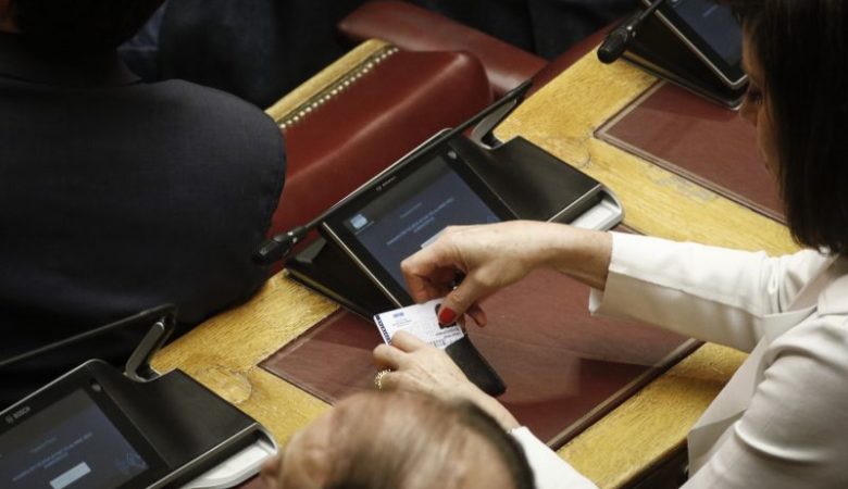 Η πρώτη ηλεκτρονική ψηφοφορία στη Βουλή – Ψήφος με ένα κουμπί