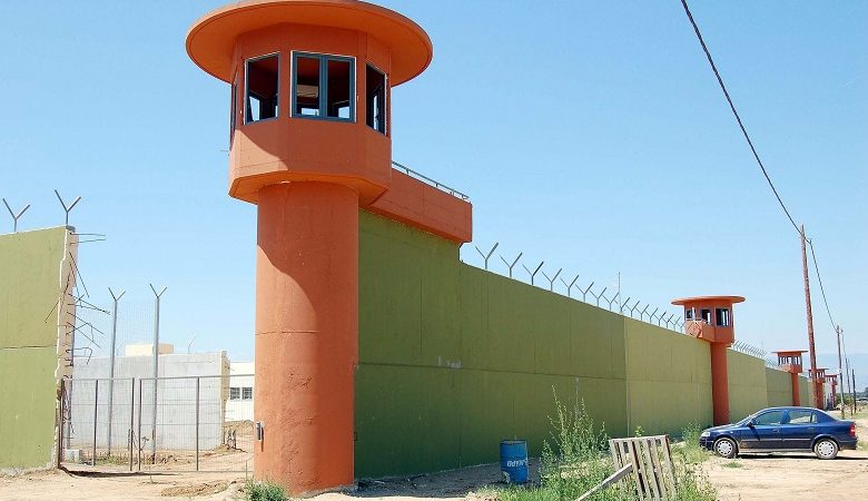 Θεσσαλονίκη: Στη φυλακή δύο σωφρονιστικοί υπάλληλοι για εισαγωγή κινητών τηλεφώνων στο κατάστημα κράτησης της Νιγρίτας