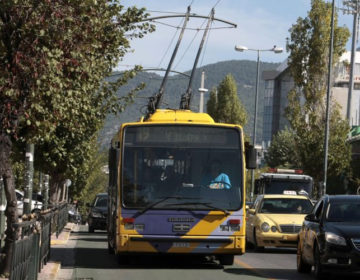 Δύο άνδρες επιτέθηκαν σε οδηγό τρόλεϊ στον Πειραιά – Στο νοσοκομείο ο 50χρονος