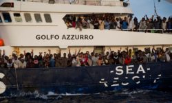 Δίωξη κατά ΜΚΟ για διευκόλυνση παράνομης μετανάστευσης