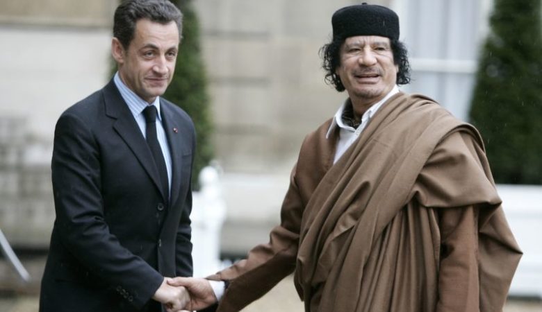 Υπό κράτηση o Σαρκοζί για παράνομη χρηματοδότηση από τον Καντάφι