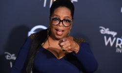 Η Όπρα Γουίνφρεϊ επαινεί την απόφαση της Αυστραλίας να απαγορεύσει τα μέσα κοινωνικής δικτύωσης για τα παιδιά