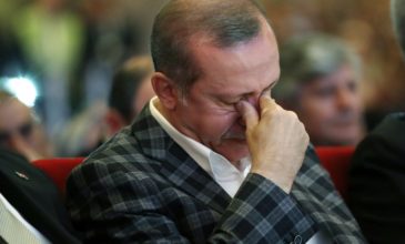 Spiegel: Δείγμα αδυναμίας η απόφαση Ερντογάν για εκλογές